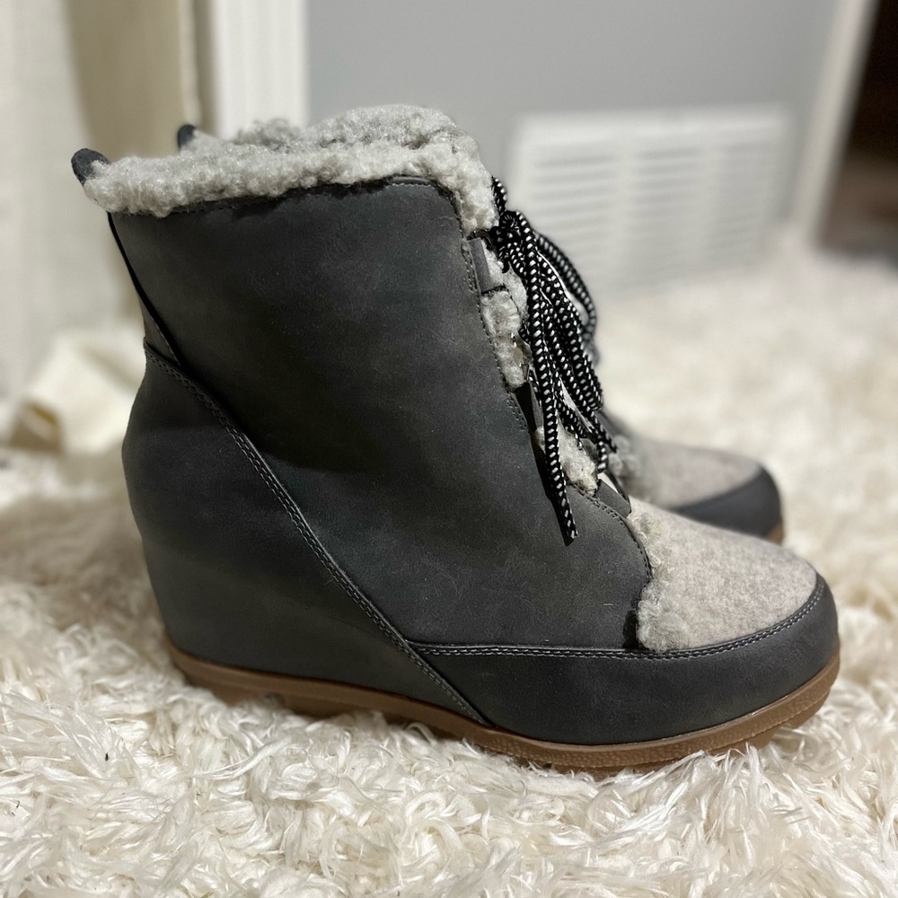 Gray Maurice’s Wedge Bottie - NEW - Never Worn - Size 9.5